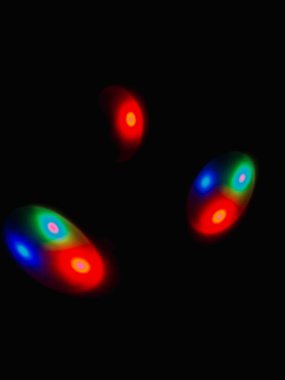 Renkli küre koyu arka planda ışık