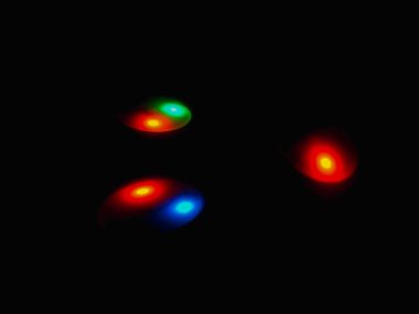 Renkli küre koyu arka planda ışık