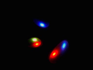 Renkli küre koyu arka planda ışık