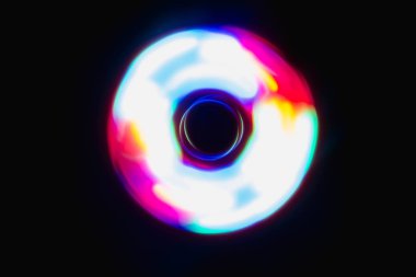 Renkli küre koyu arka planda ışık