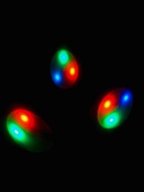 Renkli küre koyu arka planda ışık