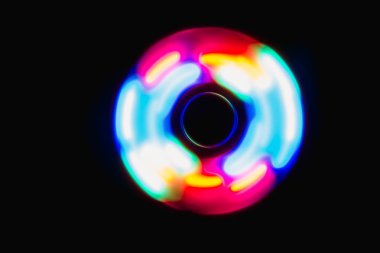 Renkli küre koyu arka planda ışık