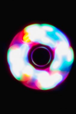 Renkli küre koyu arka planda ışık