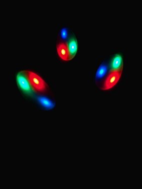 Renkli küre koyu arka planda ışık