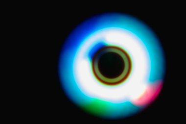 Renkli küre koyu arka planda ışık