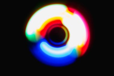 Renkli küre koyu arka planda ışık