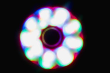 Renkli küre koyu arka planda ışık