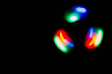 Renkli küre koyu arka planda ışık