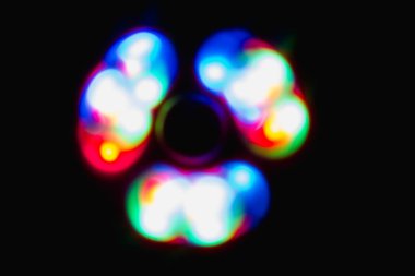 Renkli küre koyu arka planda ışık