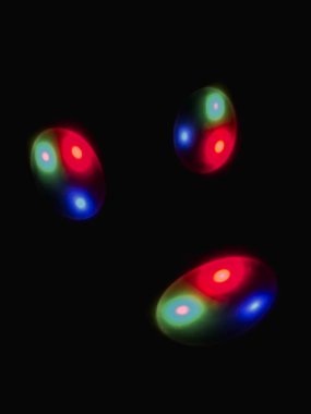 Renkli küre koyu arka planda ışık