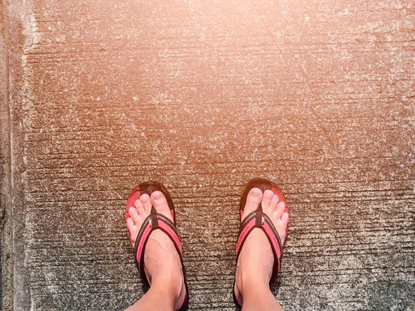 Stopy na podłodze z światło słoneczne — Zdjęcie stockowe