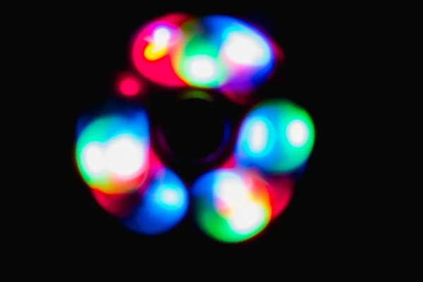 Renkli küre koyu arka planda ışık — Stok fotoğraf