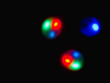 Renkli küre koyu arka planda ışık