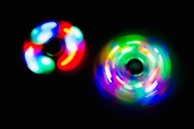 Renkli küre koyu arka planda ışık