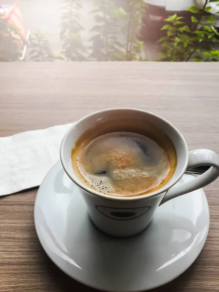 Espressokaffe med sked — Stockfoto