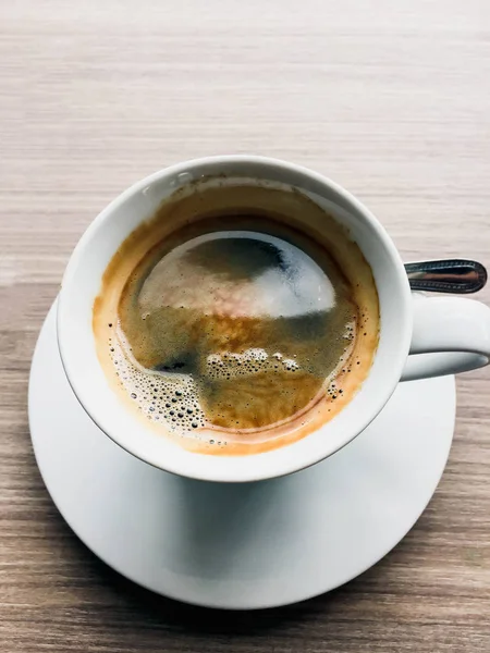 Café expreso caliente con cuchara —  Fotos de Stock