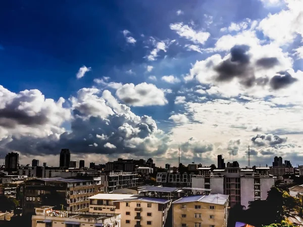 Céu azul e construção e luz do sol — Fotografia de Stock