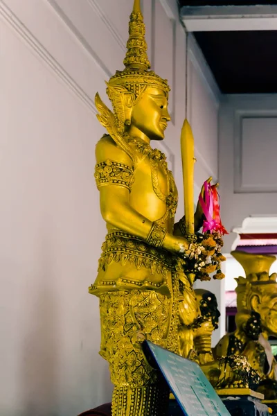 Altın Buddha heykeli ayakta