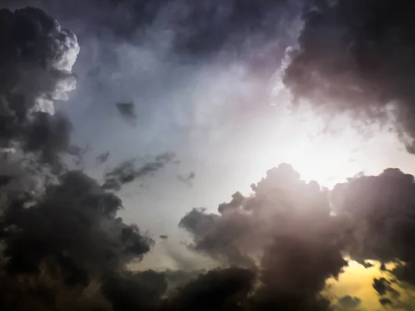 Siyah gökyüzü erken bulut