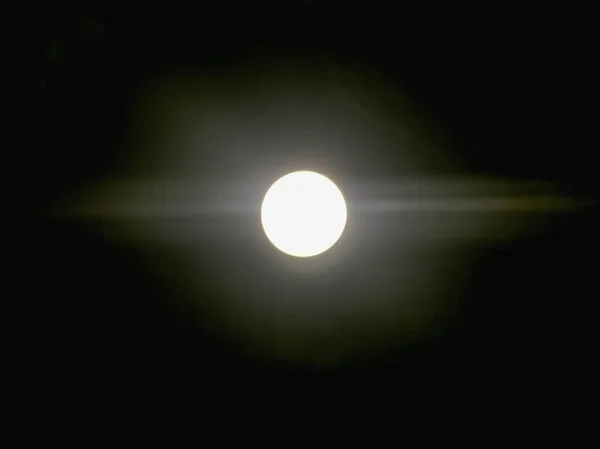 Luz de luna llena en la oscuridad —  Fotos de Stock