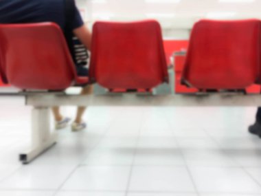 Bulanık kırmızı sandalye ve vücut parçası insanlar