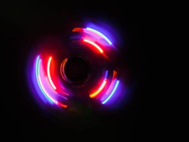 Pembe mor daire dalga koyu arka planda