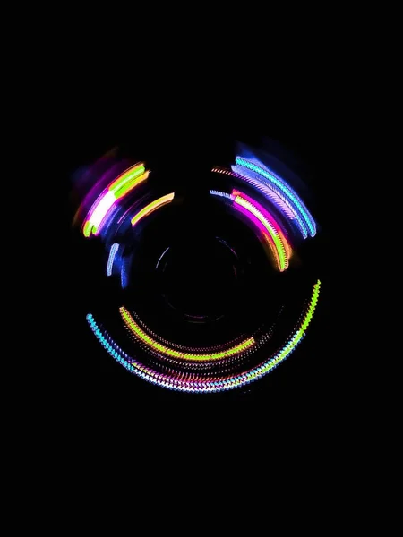 Renkli daire ışık dalga koyu arka planda — Stok fotoğraf