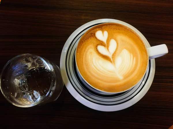 Tatlı Sıcak Cappuccino Çiçek Deseni — Stok fotoğraf