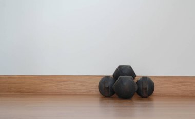 Eski demir halterler ya da dışarıda, ahşap bir zeminde egzersiz.