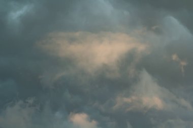 Büyük fırtına gelmeden önce kara bulutlarla kaplı karanlık gökyüzü. Büyük güçlü fırtına bulutları fırtınadan önce.