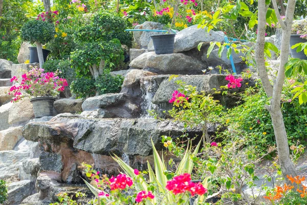 Taman Batu Dengan Air Terjun Dan Bunga Bunga Dekorasi Pot — Stok Foto