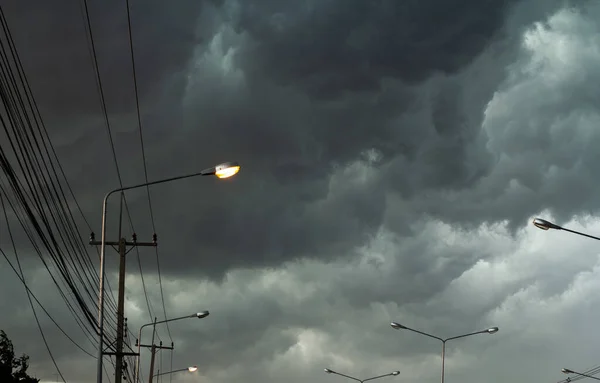 Temná Obloha Černými Mraky Zakrytými Před Velkou Bouří Vstoupí Města — Stock fotografie
