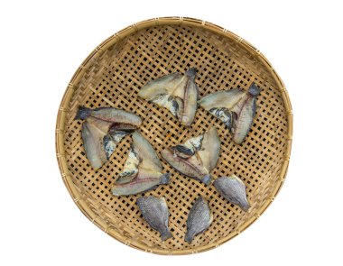 Tayland yemekleri korunuyor. Tilapia Nil Balığı 'nın yarısı kesilmiş, tuzlanmış ve güneşte kurutulmuş olarak korunması. bambu kabı, bambu ağı. Yiyecek koruma kavramı.