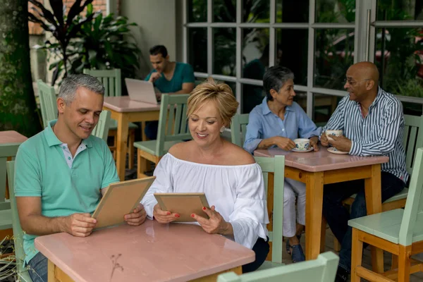 almuerzo intercambio de parejas pequeño almuerzo intercambio de parejas pequeño