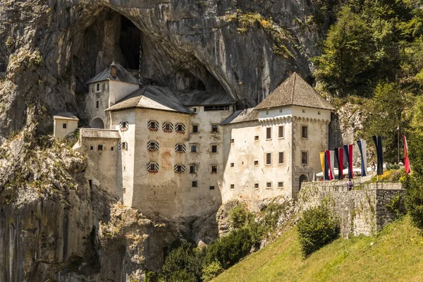 Castillo y pueblo de Predjama, Eslovenia — Foto de Stock