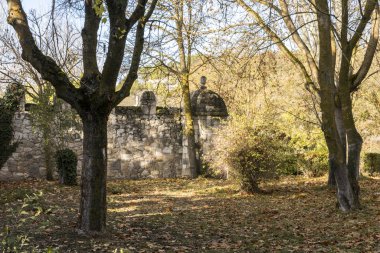 Castromonte, İspanya. Santa Espina manastırının savunma duvarları (Kutsal Diken))