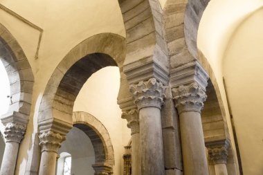 Cillorigo de Liebana, İspanya. İglesia de Santa Maria (Aziz Mary Kilisesi) içinde, Cantabria 'daki Roma öncesi ve mozarab sanatının bir örneği