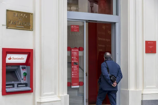 Κάντιθ Ισπανία Πρόσωπα Που Εισέρχονται Υποκατάστημα Θυγατρικής Της Banco Santander — Φωτογραφία Αρχείου