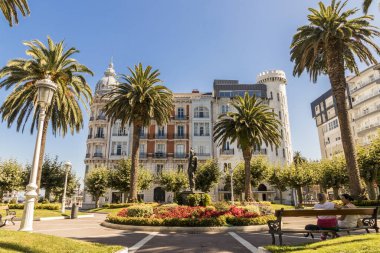 Castro-Urdiales, İspanya. Plaza de los Jardines 'in (Bahçe Meydanı) geniş açılı manzarası, bir park ve binalarından biri