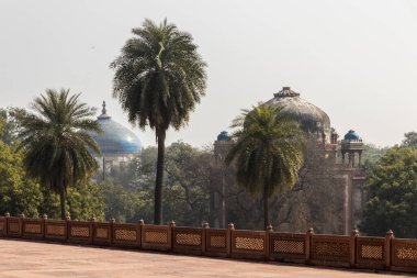 Delhi, Hindistan. Humayun Mezarlığı 'ndaki Nila Gumbad (Mavi Kubbe) ve Berber Mezarı. Bir Dünya Mirası Sitesi