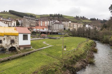 Cangas del Narcea, İspanya. Asturias 'ın bu geleneksel kasabasındaki sokak ve evlerin manzarası