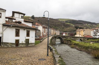 Cangas del Narcea, İspanya. Şehrin en eski bölgesi olan Entrambasagua 'daki geleneksel evler