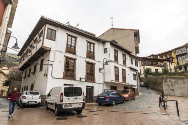 Cangas del Narcea, İspanya. Asturias 'ın bu geleneksel kasabasındaki sokak ve evlerin manzarası