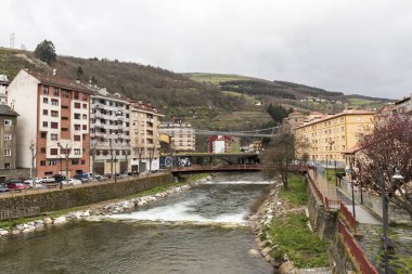Cangas del Narcea, İspanya. Asturias 'ın bu geleneksel kasabasındaki sokak ve evlerin manzarası