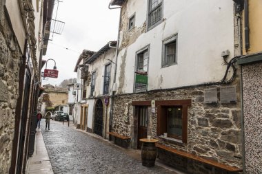 Cangas del Narcea, İspanya. Asturias 'ın bu geleneksel kasabasındaki sokak ve evlerin manzarası