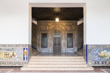 Sevilla, İspanya. Plaza de Espana 'daki Puerta de Aragon' da bulunan güzel azulejo (Portekizce ve İspanyolca boyalı teneke seramik kaplama).