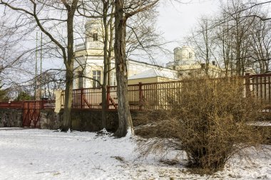 Helsinki, Finlandiya. Gözlemevi Parkı (Tahtitorninvuoren puisto - Observatorieberget) soğuk bir kış günü, buz ve karla kaplıdır.