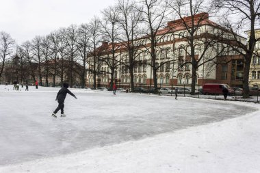Helsinki, Finlandiya. St. John Kilisesi yakınlarında buz pateni ringi (Johanneksenkirkko)