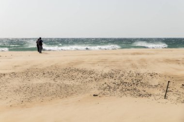 İspanya 'nın Conil de la Frontera şehrindeki sahil, Endülüs' ün Cadiz ilinin Beyaz Köyleri 'nden (Pueblos Blancos) biridir.