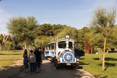 Santander, İspanya. Magdaleno, Cantabria 'daki Magdalena Yarımadası' nda turist treni.